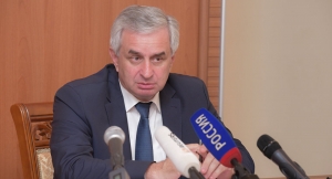 РАУЛЬ ХАДЖИМБА: &laquo;ЕСТЬ КОНТИНГЕНТ ЛЮДЕЙ В ОППОЗИЦИИ, С КОТОРЫМИ МОЖНО ГОВОРИТЬ, А   ЕСТЬ КАТЕГОРИЯ ЛЮДЕЙ, С КОТОРЫМИ НЕ ТО, ЧТО ГОВОРИТЬ, НО ОНИ И НЕРУКОПОЖАТНЫ&raquo;