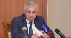 РАУЛЬ ХАДЖИМБА: &laquo;ЕСТЬ КОНТИНГЕНТ ЛЮДЕЙ В ОППОЗИЦИИ, С КОТОРЫМИ МОЖНО ГОВОРИТЬ, А   ЕСТЬ КАТЕГОРИЯ ЛЮДЕЙ, С КОТОРЫМИ НЕ ТО, ЧТО ГОВОРИТЬ, НО ОНИ И НЕРУКОПОЖАТНЫ&raquo;