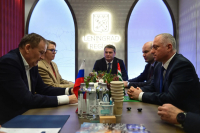 ПРЕЗИДЕНТ АБХАЗИИ ВСТРЕТИЛСЯ С ГУБЕРНАТОРОМ ЛЕНИНГРАДСКОЙ ОБЛАСТИ