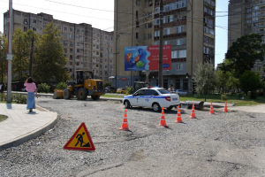 ВЫЕЗДНОЕ СОВЕЩАНИЕ НА МЕСТЕ РАБОТ ПО УКЛАДКЕ АСФАЛЬТА В НОВОМ МИКРОРАЙОНЕ СТОЛИЦЫ