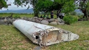 ПОИСКИ MH370: НАЙДЕННЫЙ ФРАГМЕНТ ОТПРАВИЛИ ВО ФРАНЦИЮ