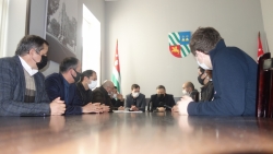 ГОРОДСКИЕ ПРОБЛЕМЫ ОБСУЖДАЛИСЬ НА ВСТРЕЧЕ ДЕПУТАТОВ ГОРСОБРАНИЯ С МЭРОМ СУХУМА