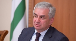 ПРЕЗИДЕНТ РАУЛЬ ХАДЖИМБА ПОЗДРАВИЛ ПРЕЗИДЕНТА И НАРОД РЕСПУБЛИКИ ЮЖНАЯ ОСЕТИЯ С ДНЕМ ПРИЗНАНИЯ НЕЗАВИСИМОСТИ.