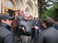 СОБРАВШИЕСЯ У АДМИНИСТРАЦИИ ПРЕЗИДЕНТА ПРИШЛИ ЗАЩИЩАТЬ ЗАКОН И ГЛАВУ ГОСУДАРСТВА, - ДЕПУТАТ ПАРЛАМЕНТА КАН КВАРЧИЯ