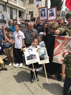 КОЛОННА БЕССМЕРТНОГО  ПОЛКА АБХАЗИИ  ПРОШЛА ПО НАБЕРЕЖНОЙ  СУХУМА