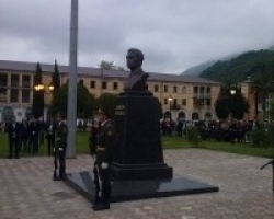 В ТКУАРЧАЛЕ СЕГОДНЯ ОТКРЫЛИ ПАМЯТНИК ПЕРВОМУ ПРЕЗИДЕНТУ АБХАЗИИ ВЛАДИСЛАВУ АРДЗИНБА