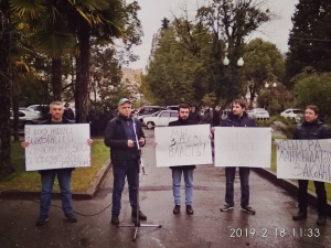 МИТИНГУЮЩИЕ ТРЕБУЮТ ВВЕДЕНИЯ В АБХАЗИИ ДЕКЛАРИРОВАНИЯ ДОХОДОВ И РАСХОДОВ ГОСЧИНОВНИКАМИ